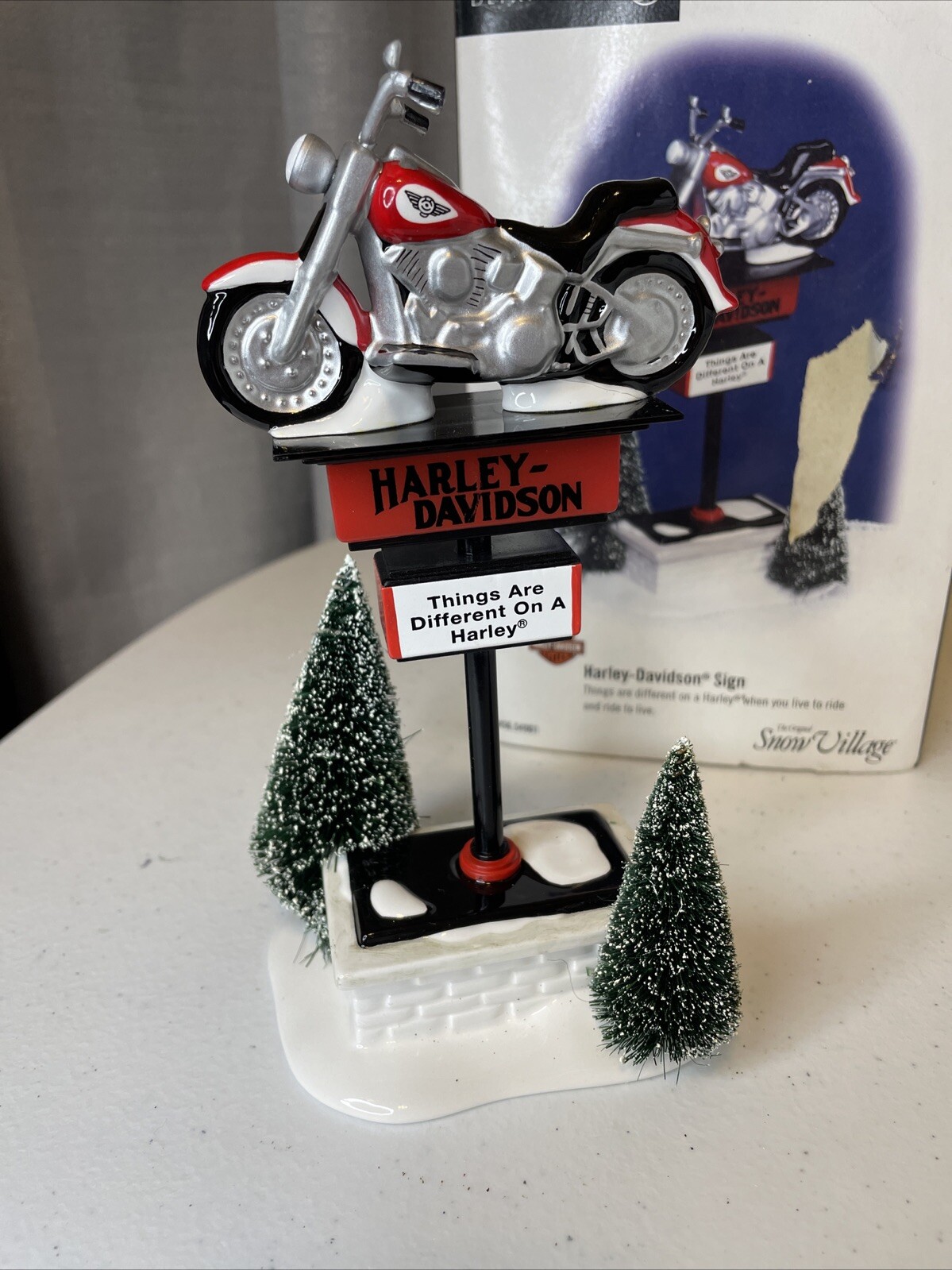 Dept. 56 Snow Village #54901 Two Sided HARLEY-DAVIDSON SIGN Original Box 🔥👀