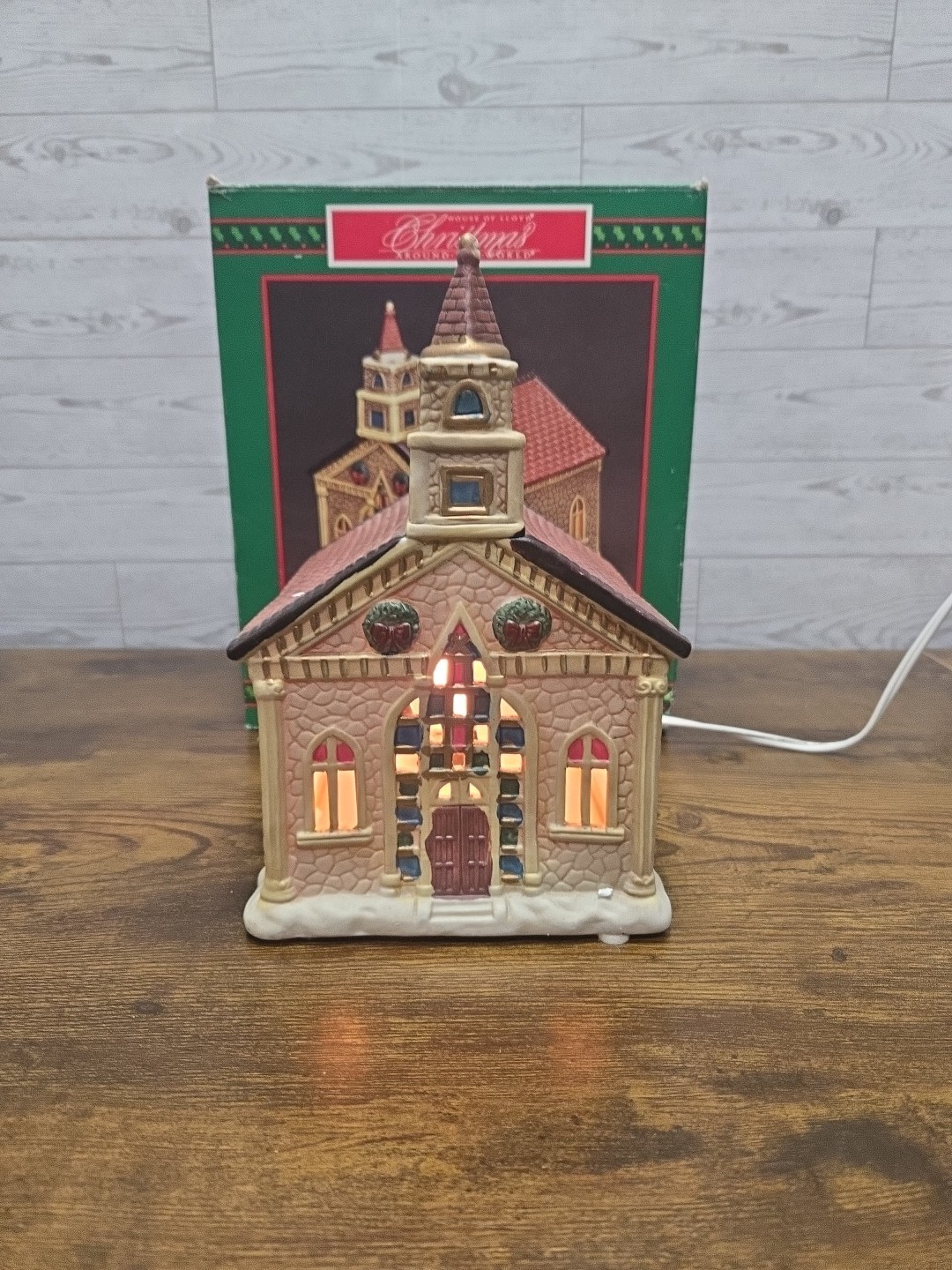 VINTAGE HOUSE OF LLOYD CHRISTMAS AROUND THE WORLD LIGHTED VILLAGE CHURCH 1993