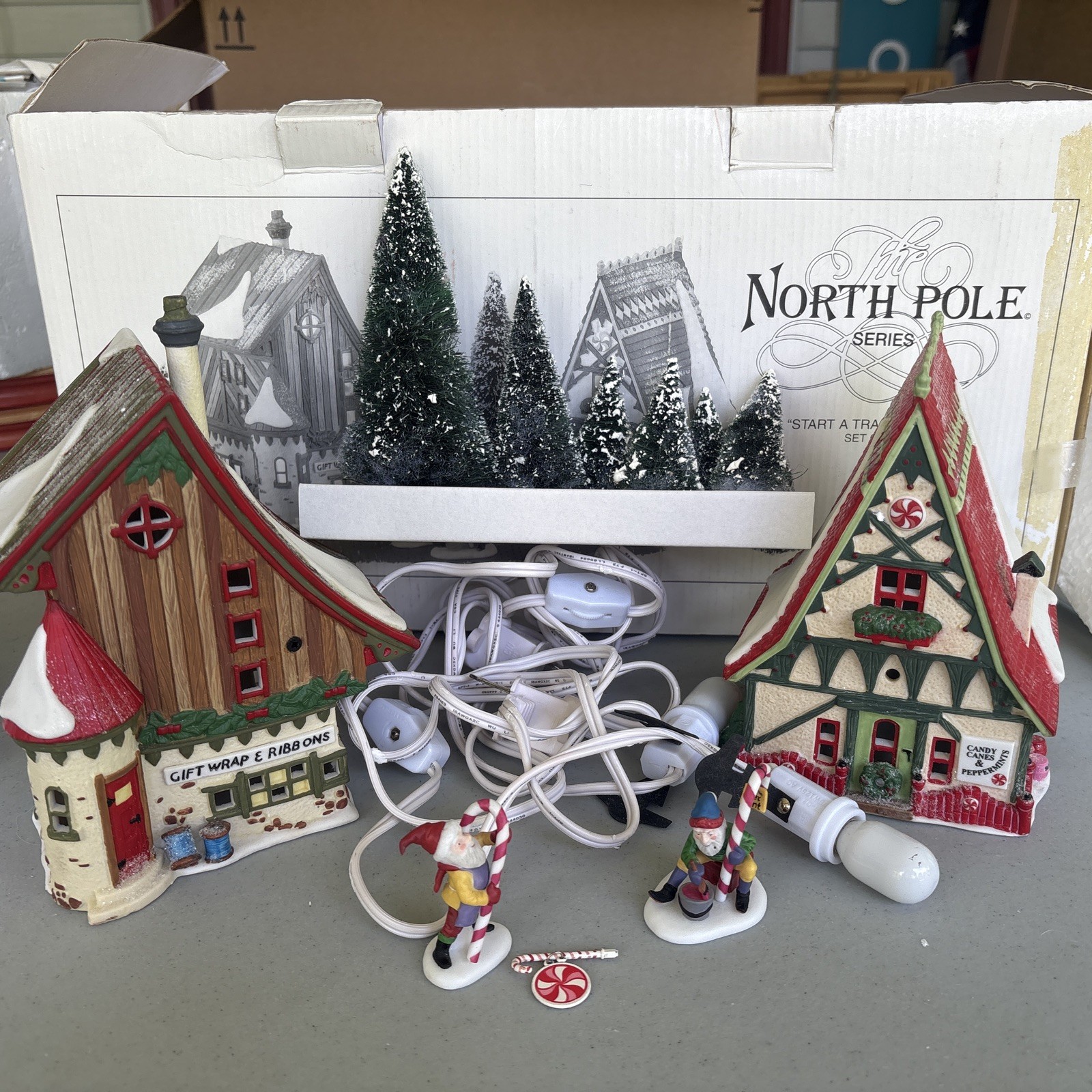 Dept 56 North Pole START A TRADITION SET 56390 Village Collection 12 Pieces
